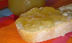 Tartine de gelée de pommes à la mélisse