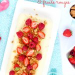 Terrine au yaourt grec, crumble aux amandes & fruits rouges