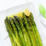 Asperges vertes braisées à la poêle avec ail et thym