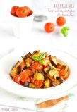 Poêlée d’aubergines rôties aux tomates cerise et basilic, servie tiède dans une assiette colorée