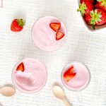 Crèmes à la fraise et yaourt grec servies en verrines, dessert frais et sans cuisson parfait pour le printemps