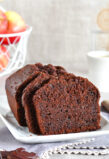 Cake au chocolat maison, moelleux et riche en cacao,