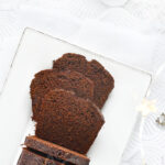 Pain d’épice au chocolat – Version entre cake et pain d’épice, enrichie de cacao, pépites de chocolat, farines sarrasin–châtaigne–T80 et un mélange maison anis, girofle, tonka.