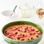 Gâteau moelleux aux fraises, doré, servi à la cuillère dans un plat en céramique