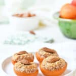 Abricots rôtis au four, farcis à la pâte d’amande et parfumés à la fleur d’oranger