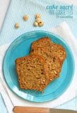 cake sucré à la courgette et noisettes, tranché sur une assiette