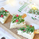 Bouchées de camembert en sapin garnies d’aneth et grenade