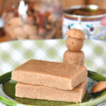 Pâte d'amande à la crème de marrons dans une assiette