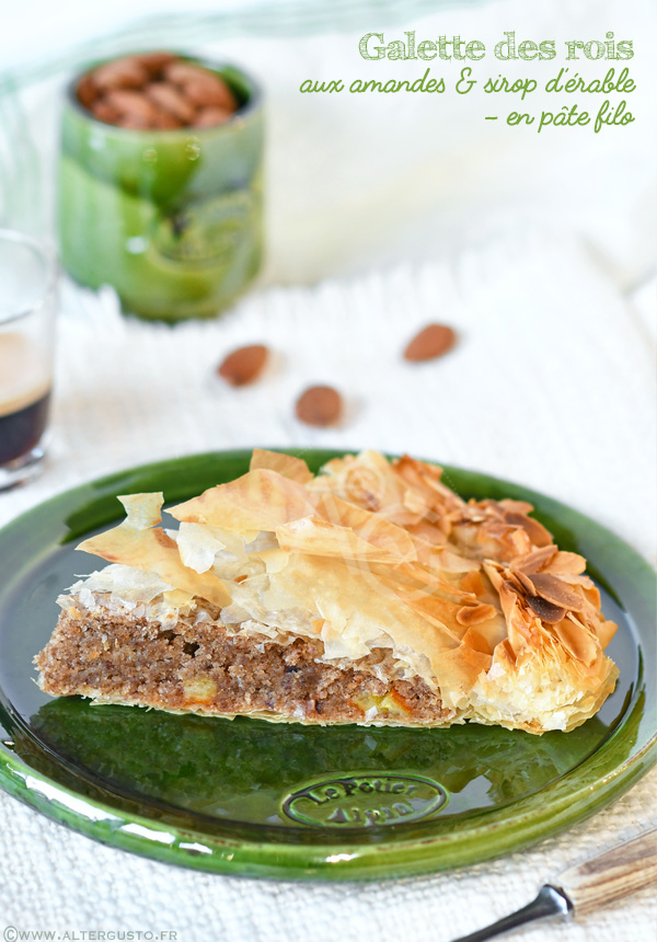 Portion de galette des rois en pâte filo garnie de crème d’amande au sirop d’érable