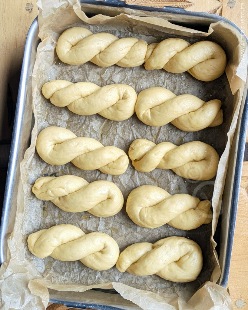 Beignets au four ultra-moelleux formés et disposés dans un plat avant la seconde levée