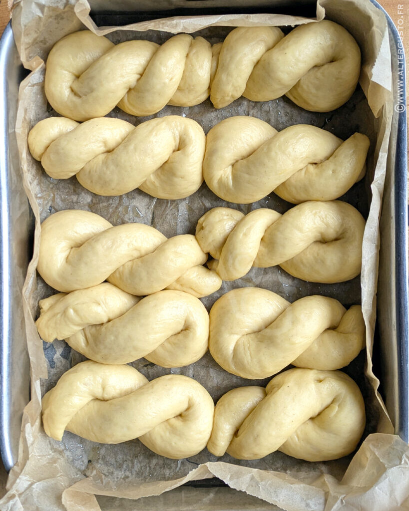 Beignets au four bien gonflés après la seconde levée dans le plat