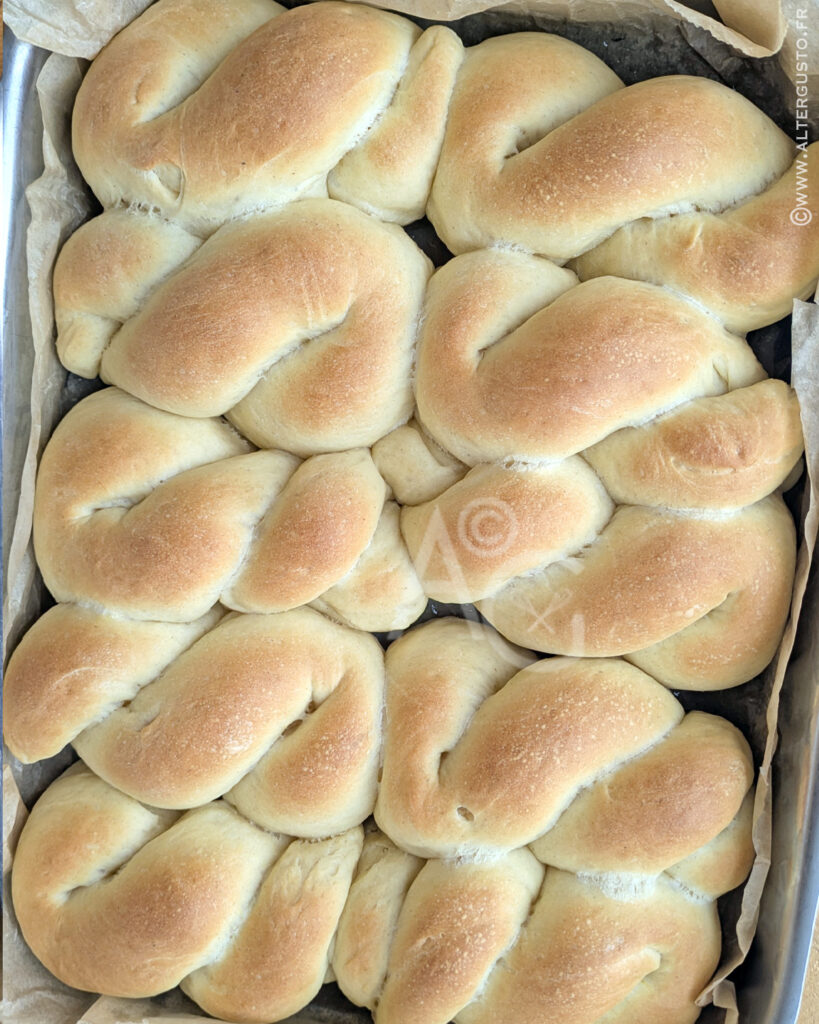 Beignets au four ultra-moelleux cuits et dorés à la sortie du four dans le plat