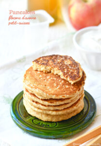 Pile de pancakes aux flocons d’avoine et petits-suisses