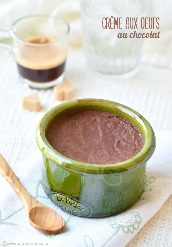 crème aux œufs au chocolat noir en ramequin après cuisson