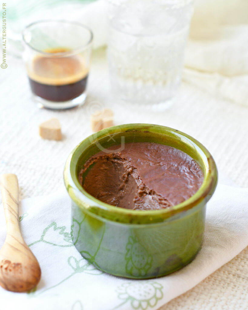 crème aux œufs au chocolat noir entamée à la cuillère, texture onctueuse