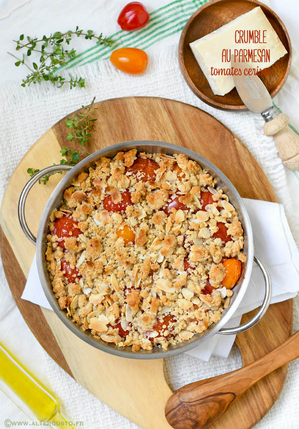 Crumble de tomates cerises au parmesan servi dans un petit plat