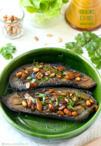 Aubergine à la poêle nappée de sauce soja et garnie de coriandre et de cacahuètes