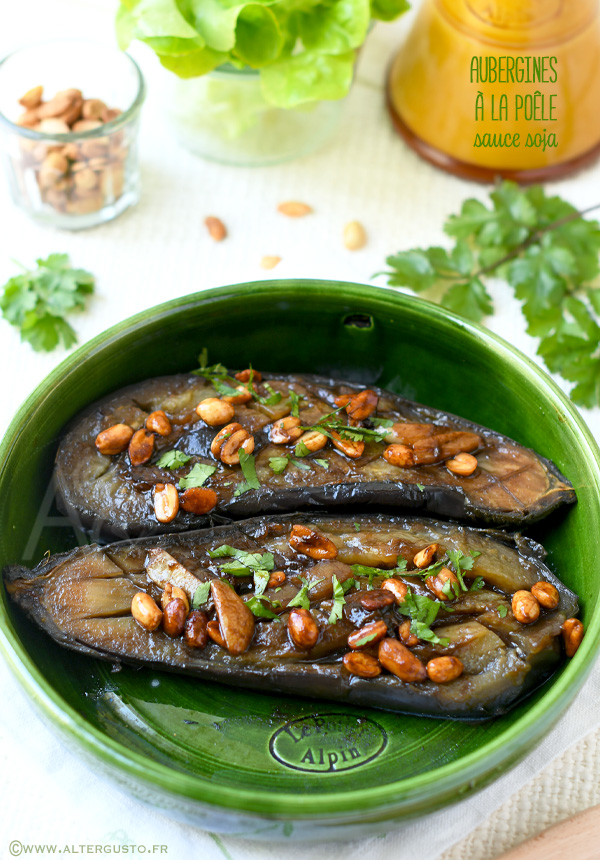 Aubergine à la poêle nappée de sauce soja et garnie de coriandre et de cacahuètes