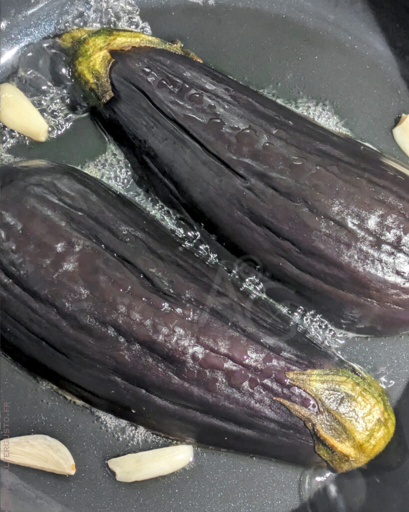 Aubergines fondantes après cuisson à couvert dans une poêle