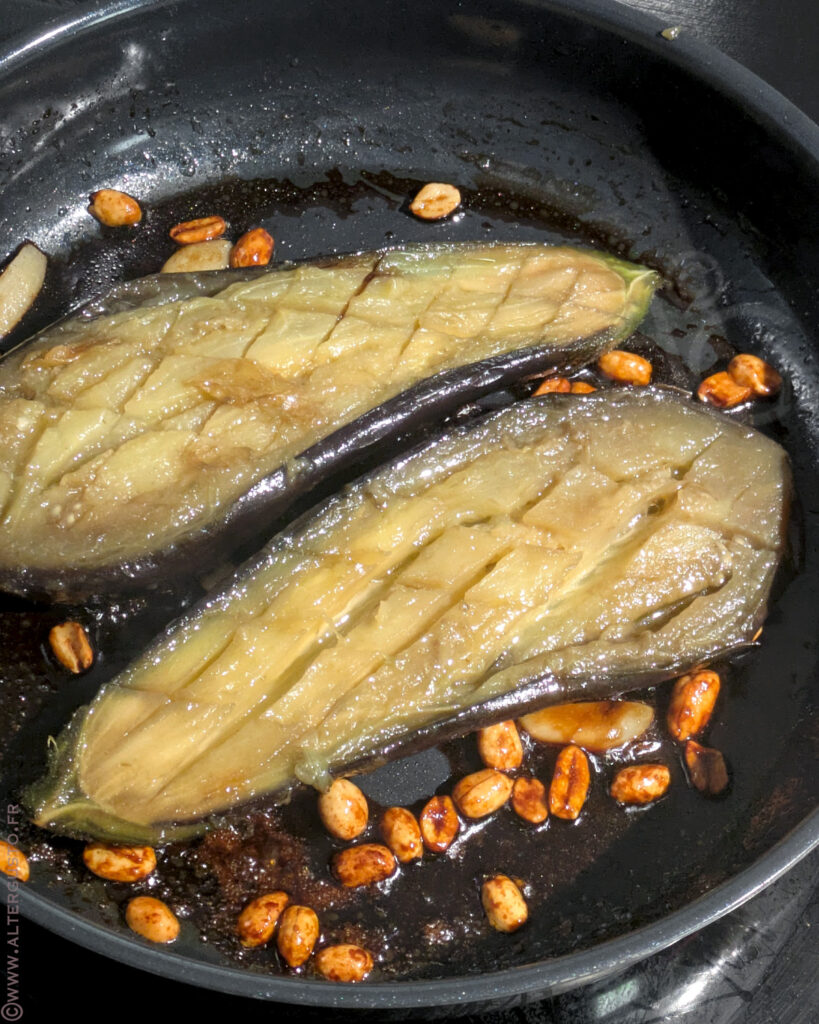 Aubergines à la poêle avec sauce soja et cacahuètes en cours de cuisson