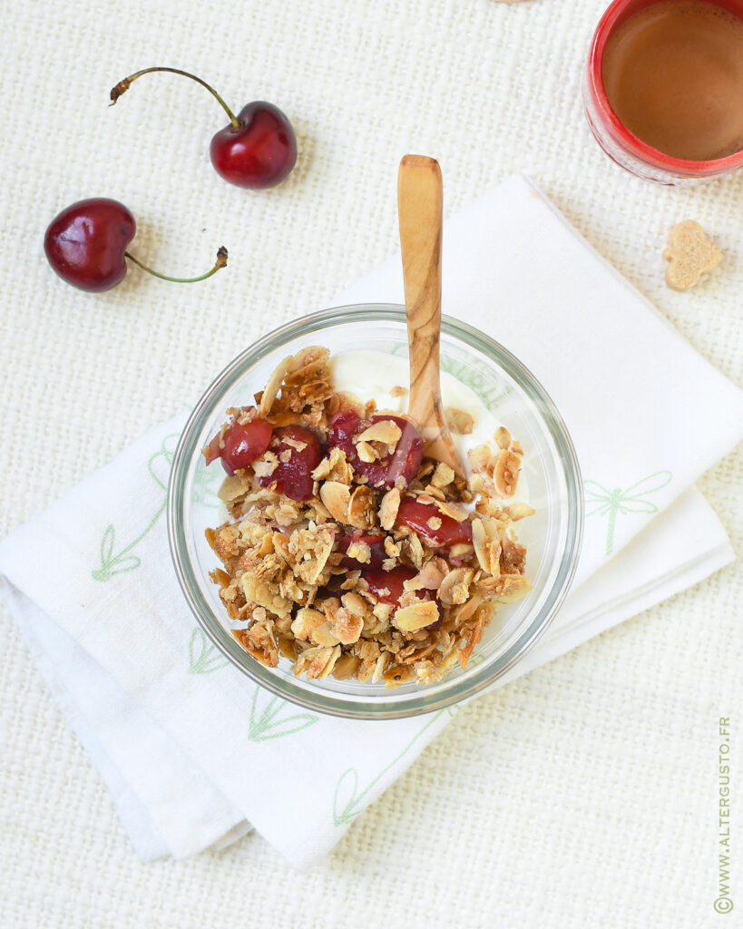 Cuillère de crumble de cerises aux flocons d'avoine et aux amandes avec du yaourt
