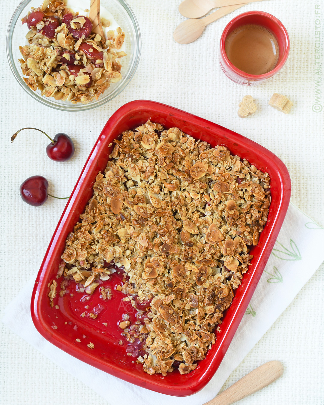 Crumble de cerises façon granola dans un plat de cuisson