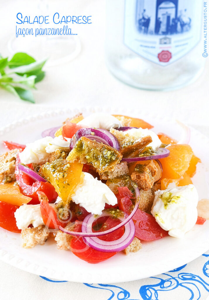 Salade tomates mozzarella façon Panzanella avec tomates, mozzarella, pain croustillant, pesto et oignon rouge