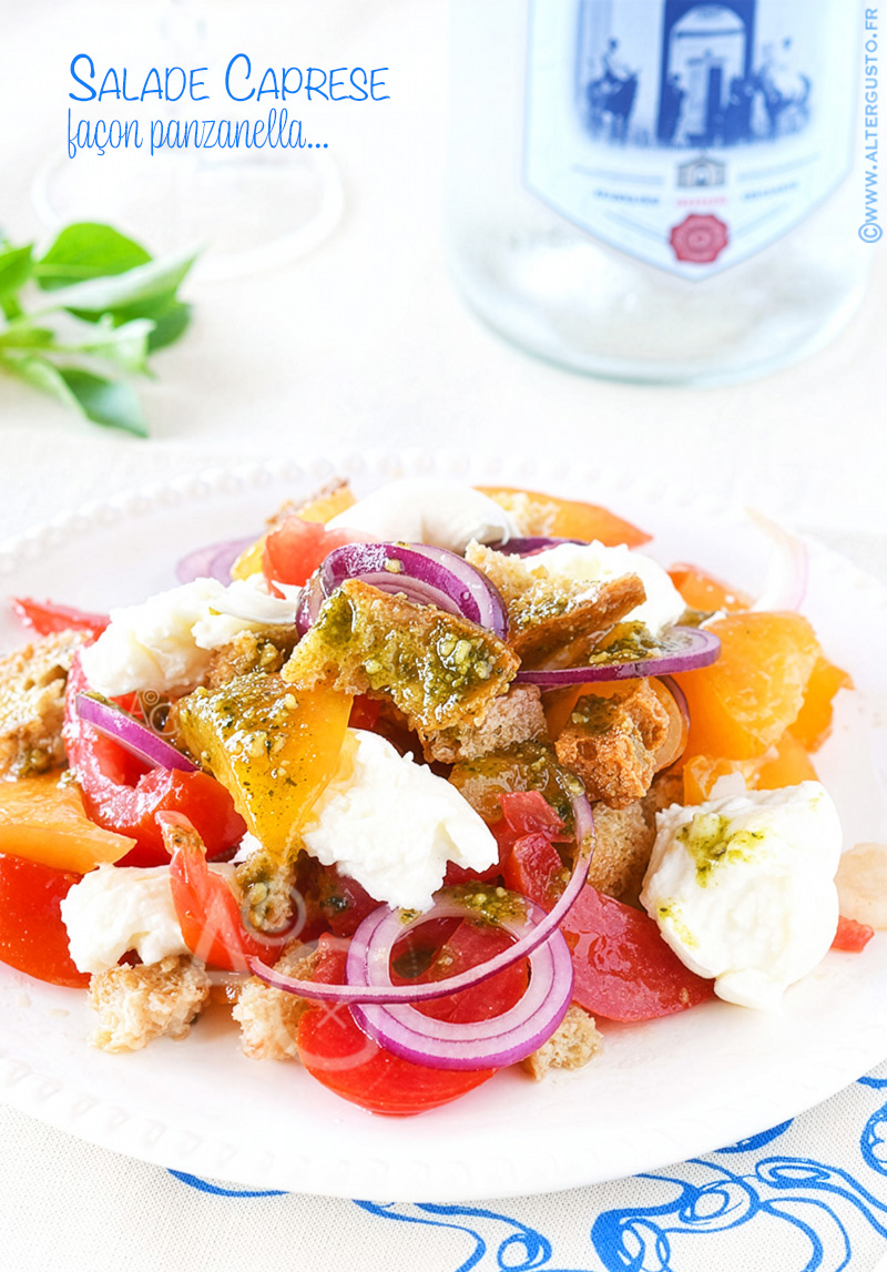 Salade tomates mozzarella façon Panzanella avec tomates, mozzarella, pain croustillant, pesto et oignon rouge