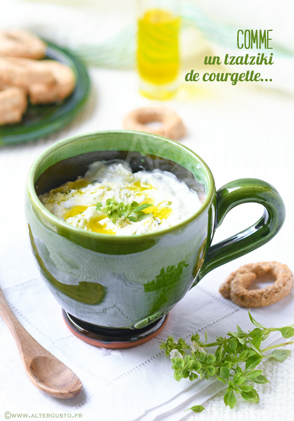 Tzatziki de courgette au basilic servi pour l'apéro