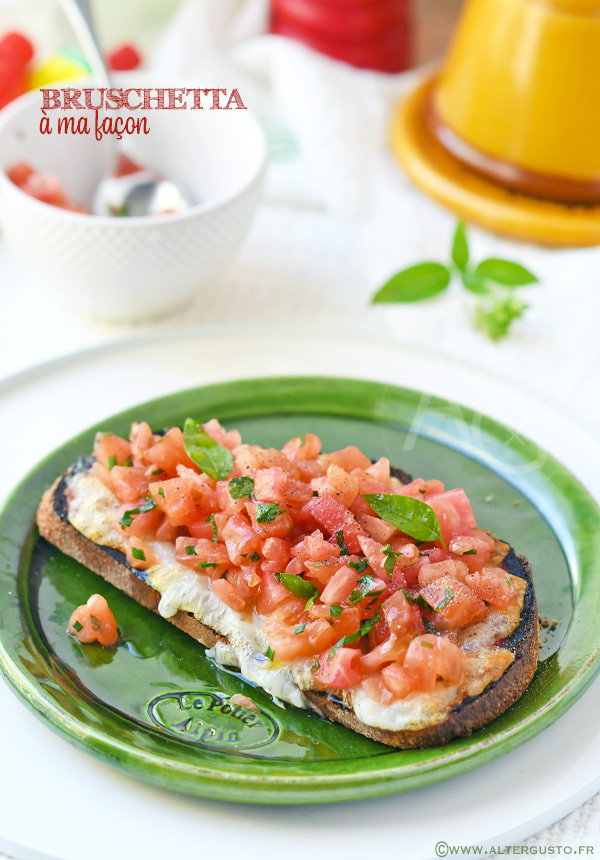 Bruschetta à la tomate, au chèvre et aux herbes