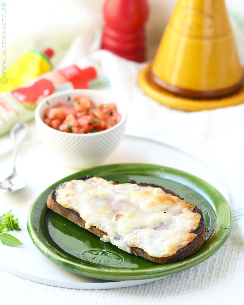 Bruschetta garnie de fromage de chèvre