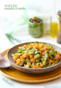 Poêlée de courgettes et carottes au thym servie dans une assiette