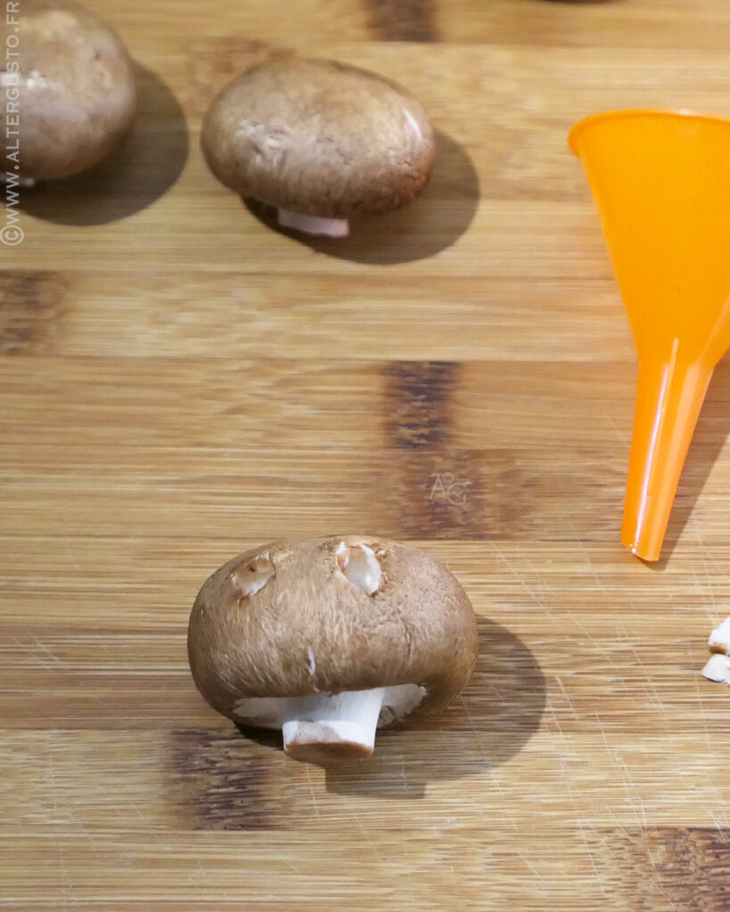 Découpe des yeux dans des champignons pour Halloween