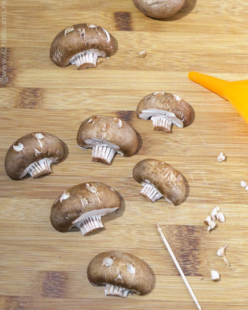 - Moitiés de champignons sculptées en têtes de mort avant cuisson