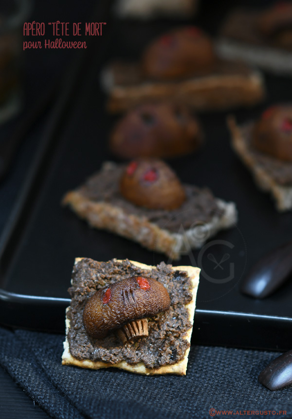 Champignons en forme de tête de mort sur des tartines de tapenade pour Halloween