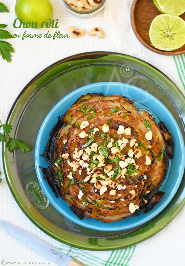 Chou blanc rôti au miso ouvert en forme de fleur, garni de noix de cajou et de zestes de citron vert