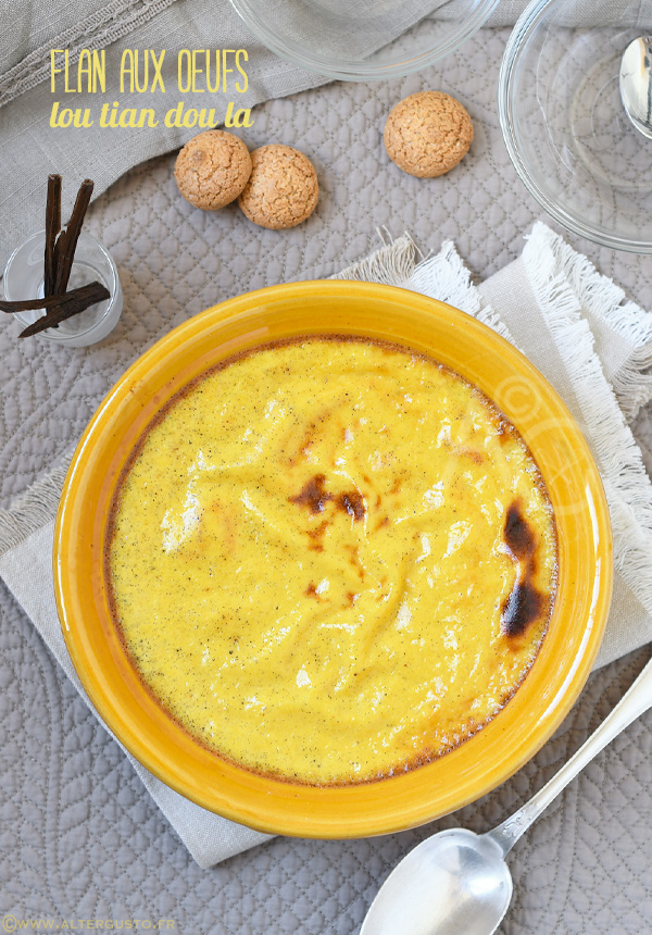 Flan aux œufs au caramel dans un moule en terre cuite