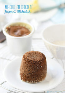 Mi-cuit au chocolat servi dans une petite assiette