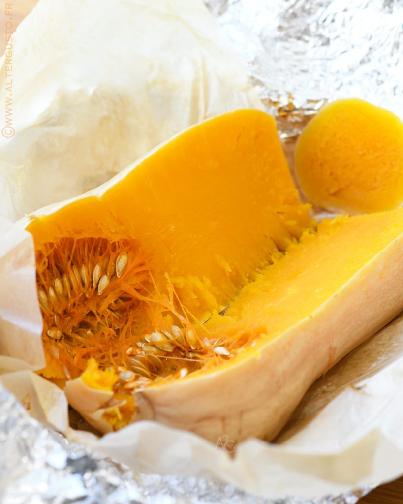 Courge butternut entière cuite au four avant de la mixer pour préparer la soupe de courge.