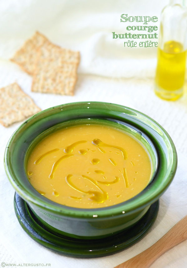 Soupe de courge butternut rôtie au four, au gingembre, à la coriandre et au thym.