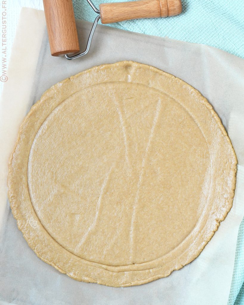 Pâte minute Tupperware étalée pour une tarte aux pommes