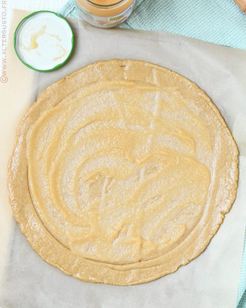 Pâte minute étalée et garnie de compote de pommes