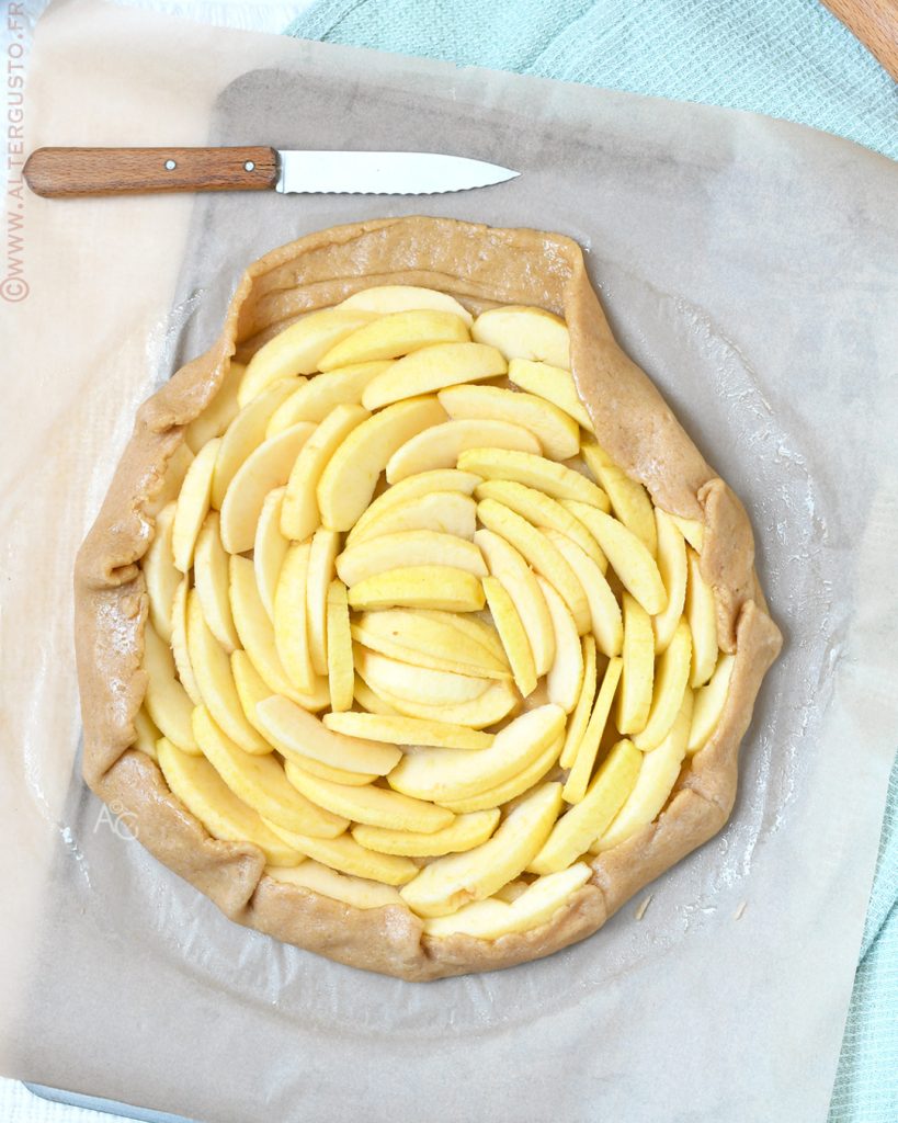 Tarte aux pommes avec les bords de pâte rabattus sur la garniture